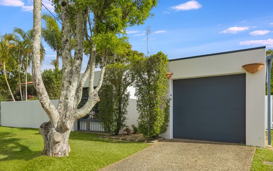 Villa Paralia – Mediterranean Entertainers’ Home in The Heart of Currumbin – Min. 3 Night Stays – Pet Friendly!