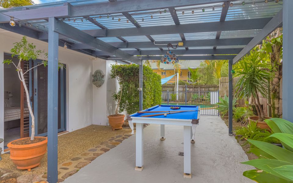 Villa Paralia – Mediterranean Entertainers’ Home in The Heart of Currumbin – Min. 3 Night Stays – Pet Friendly!