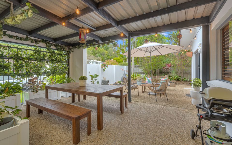 Villa Paralia – Mediterranean Entertainers’ Home in The Heart of Currumbin – Min. 3 Night Stays – Pet Friendly!