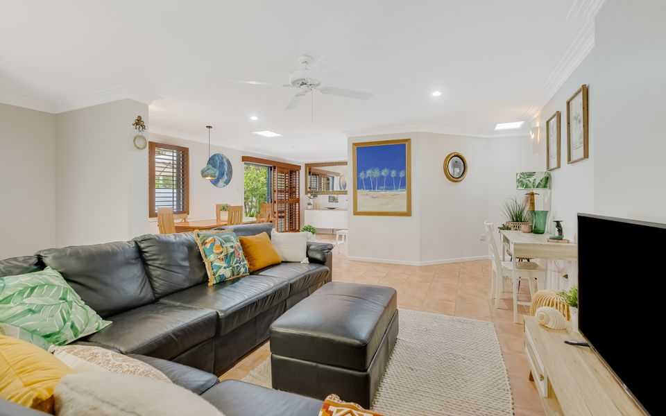 Villa Paralia – Mediterranean Entertainers’ Home in The Heart of Currumbin – Min. 3 Night Stays – Pet Friendly!