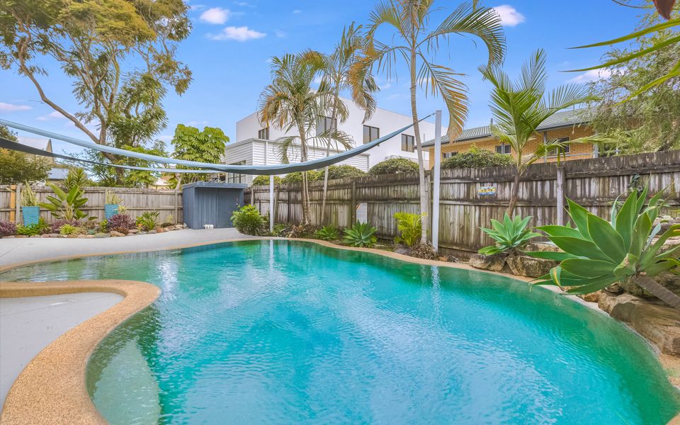Villa Paralia – Mediterranean Entertainers’ Home in The Heart of Currumbin – Min. 3 Night Stays – Pet Friendly!