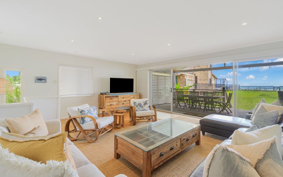 Palm Beach Shack – Absolute Beachfront Palm Beach – Pet Friendly (Upon Request) – Linen Provided!