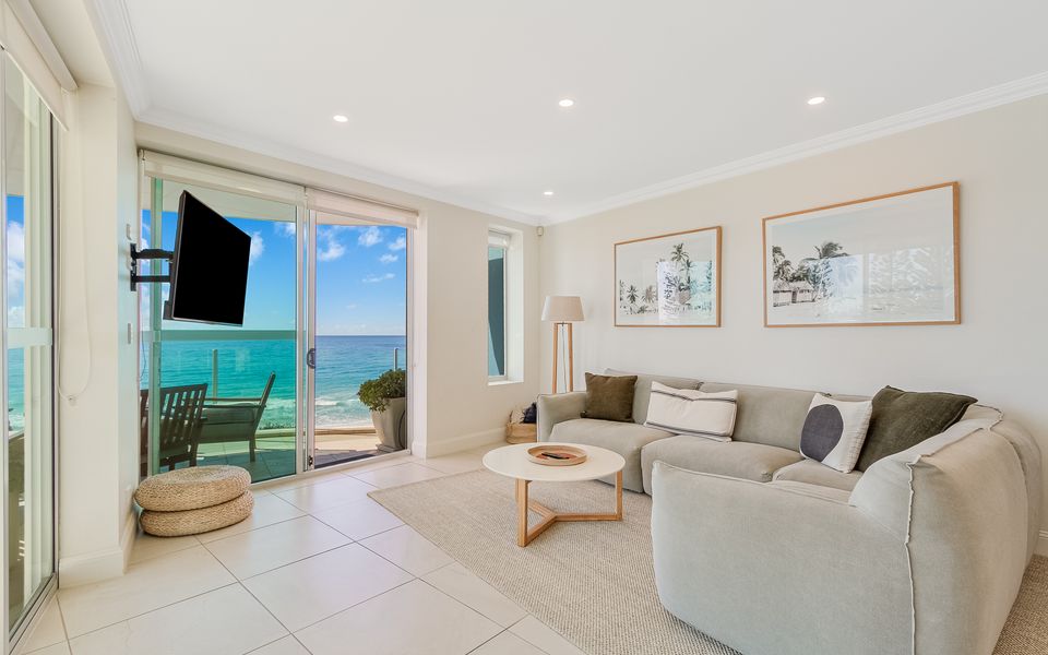 Aqua Solai 9 – Absolute Beachfront – Min. 3 night stays – Linen Provided