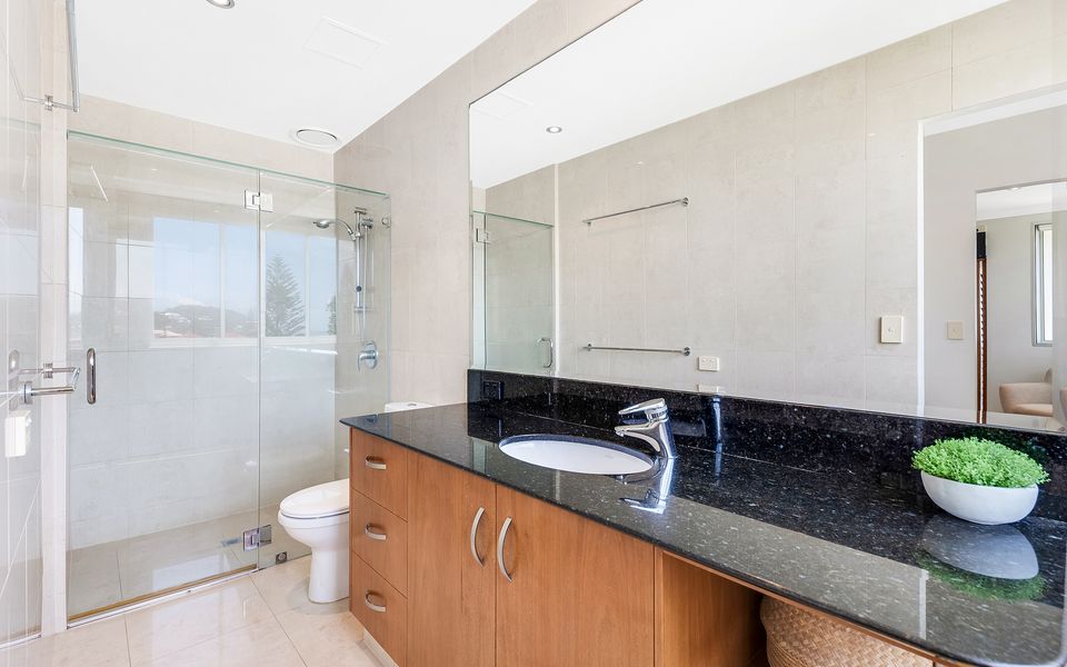 Aqua Solai 9 – Absolute Beachfront – Min. 3 night stays – Linen Provided