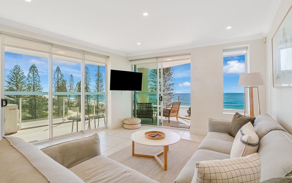 Aqua Solai 9 – Absolute Beachfront – Min. 3 night stays – Linen Provided