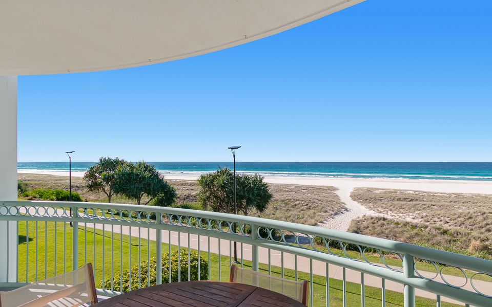 Golden Sea 12 – Absolute Beachfront Bilinga – Min. 3 Night Stays!