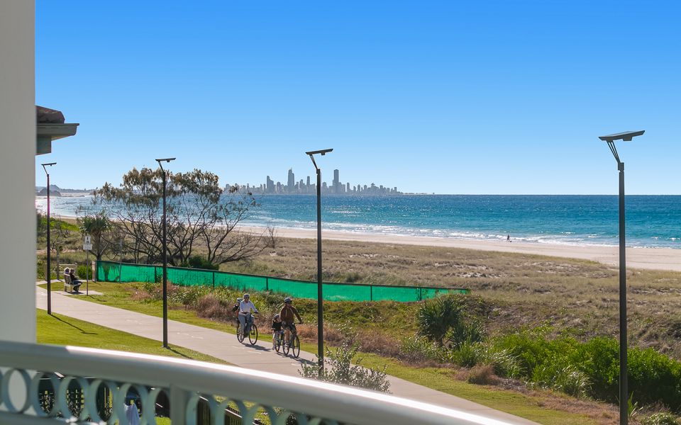 Golden Sea 12 – Absolute Beachfront Bilinga – Min. 3 Night Stays!