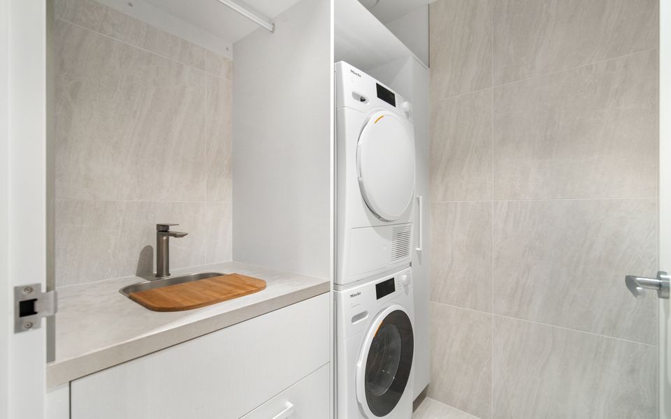 Miles at Kirra Point 1406 – Luxury Sub Penthouse on Kirra Beachfront – Linen Provided