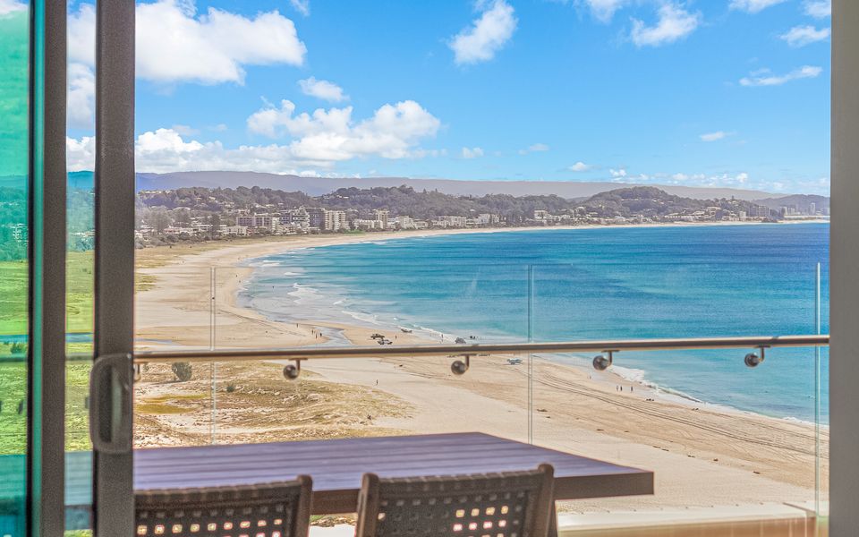 Miles at Kirra Point 1406 – Luxury Sub Penthouse on Kirra Beachfront – Linen Provided