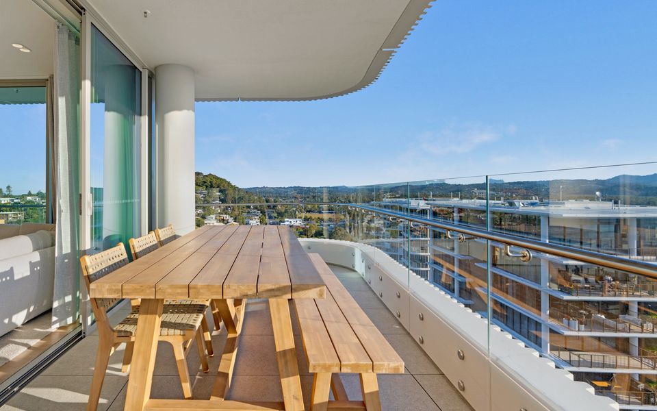 Miles at Kirra Point 1406 – Luxury Sub Penthouse on Kirra Beachfront – Linen Provided