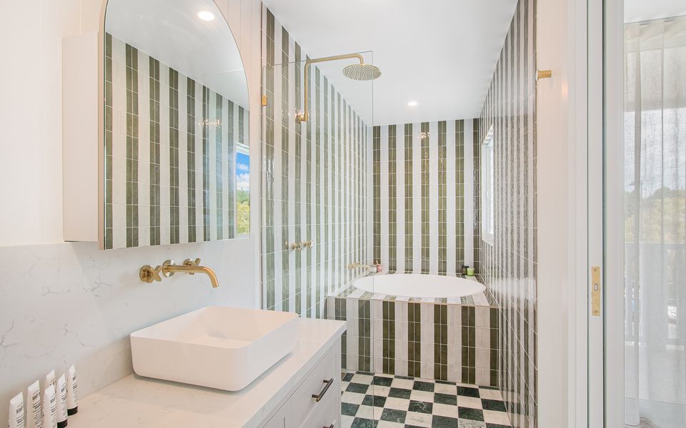 Joy Apartment 3 – Luxurious Apartment in the Heart of Coolangatta – Min. 3 Night Stays – Linen Provided