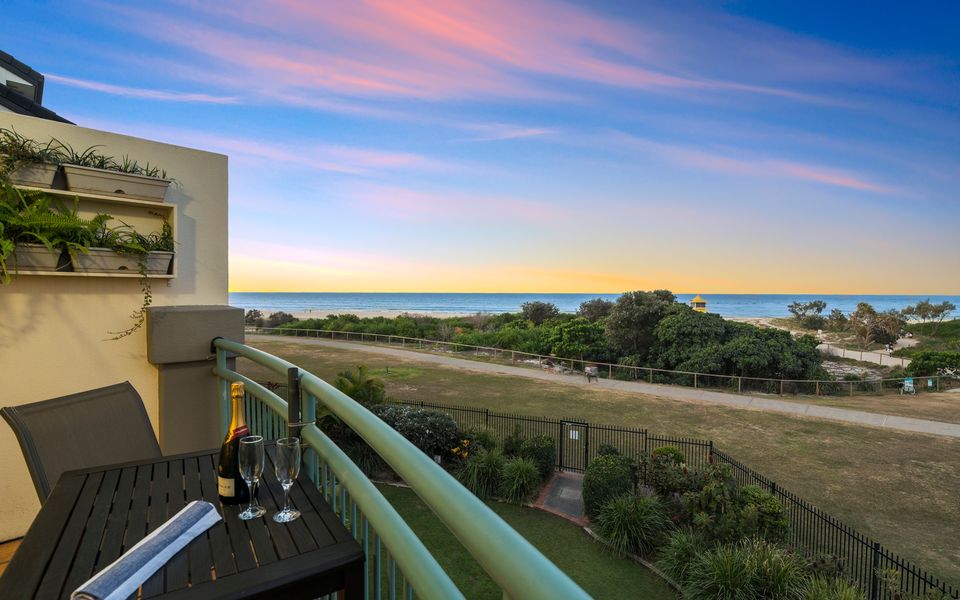 Beautiful Palm Beach – Beachfront 3 Bedroom Apartment – Linen Provided – Min. 3 Night Stays