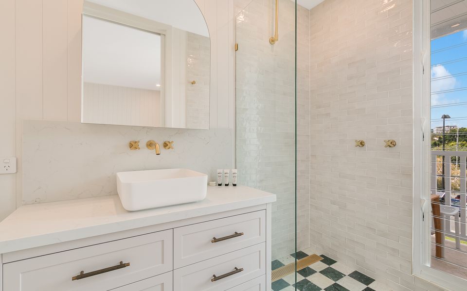 Joy Apartment 1 – Luxurious Apartment in the Heart of Coolangatta – Min. 3 Night Stays – Linen Provided