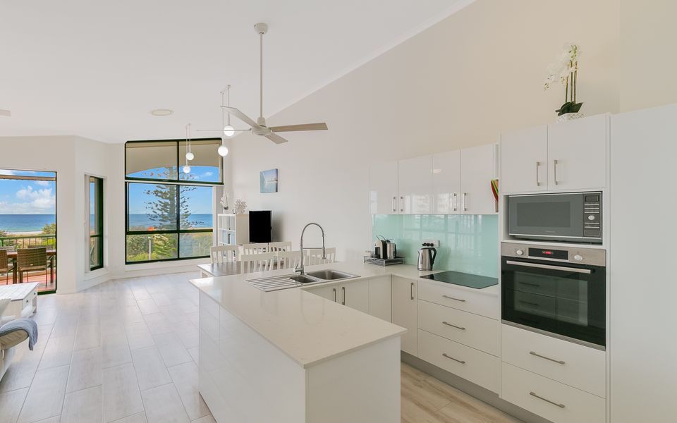 Boardwalk Pacific 8 – Beachfront Bilinga – Min. 3 Night Stays!