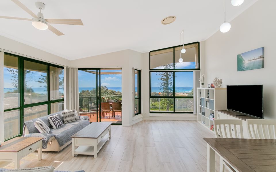 Boardwalk Pacific 8 – Beachfront Bilinga – Min. 3 Night Stays!