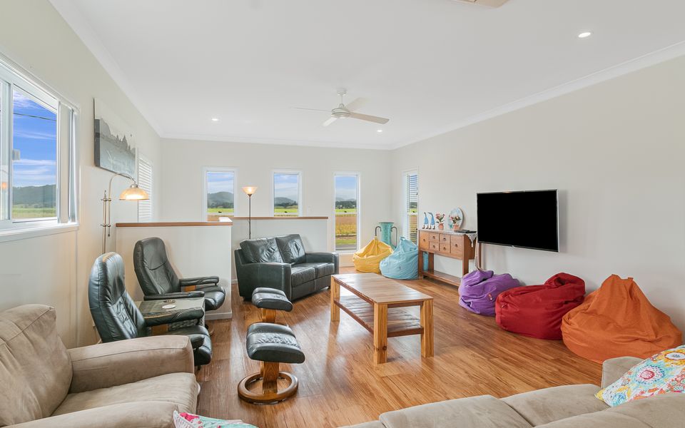 Reflections on the Tweed – Absolute Waterfront Pet Friendly Home with Boat Pontoon! Min. 3 Night Stays – Linen Provided