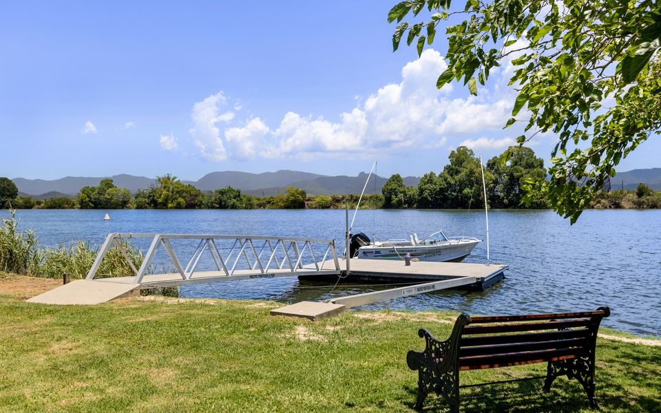 Reflections on the Tweed – Absolute Waterfront Pet Friendly Home with Boat Pontoon! Min. 3 Night Stays – Linen Provided