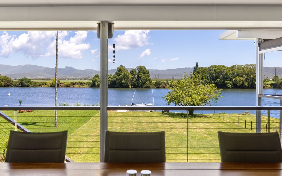 Reflections on the Tweed – Absolute Waterfront Pet Friendly Home with Boat Pontoon! Min. 3 Night Stays – Linen Provided