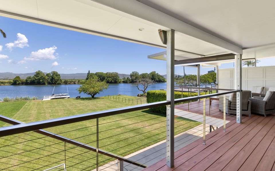 Reflections on the Tweed – Absolute Waterfront Pet Friendly Home with Boat Pontoon! Min. 3 Night Stays – Linen Provided