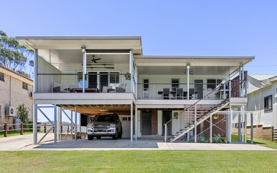 Reflections on the Tweed – Absolute Waterfront Pet Friendly Home with Boat Pontoon! Min. 3 Night Stays – Linen Provided