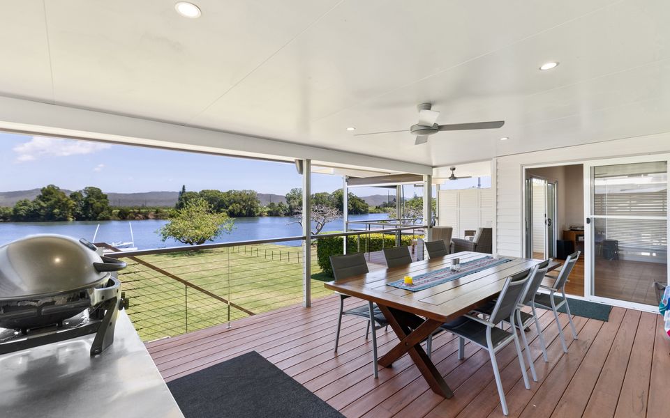 Reflections on the Tweed – Absolute Waterfront Pet Friendly Home with Boat Pontoon! Min. 3 Night Stays – Linen Provided