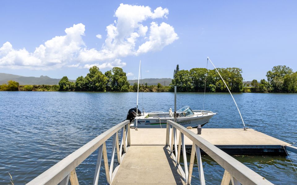 Reflections on the Tweed – Absolute Waterfront Pet Friendly Home with Boat Pontoon! Min. 3 Night Stays – Linen Provided