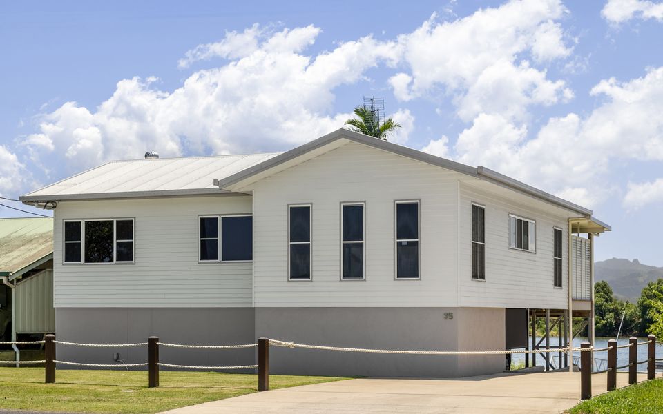 Reflections on the Tweed – Absolute Waterfront Pet Friendly Home with Boat Pontoon! Min. 3 Night Stays – Linen Provided