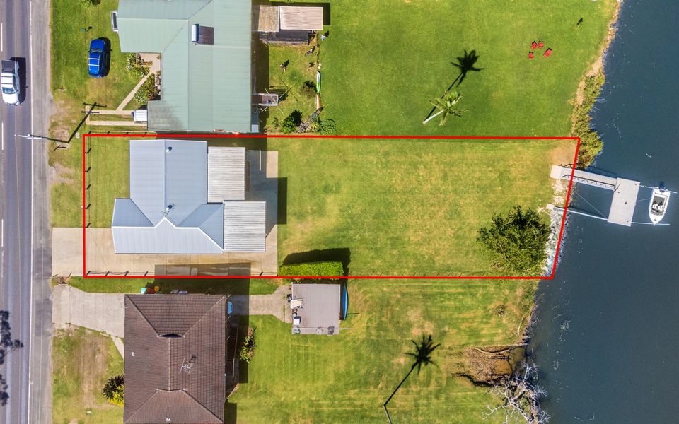 Reflections on the Tweed – Absolute Waterfront Pet Friendly Home with Boat Pontoon! Min. 3 Night Stays – Linen Provided