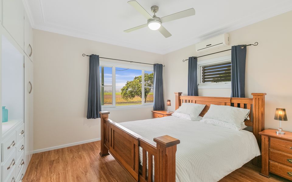 Reflections on the Tweed – Absolute Waterfront Pet Friendly Home with Boat Pontoon! Min. 3 Night Stays – Linen Provided