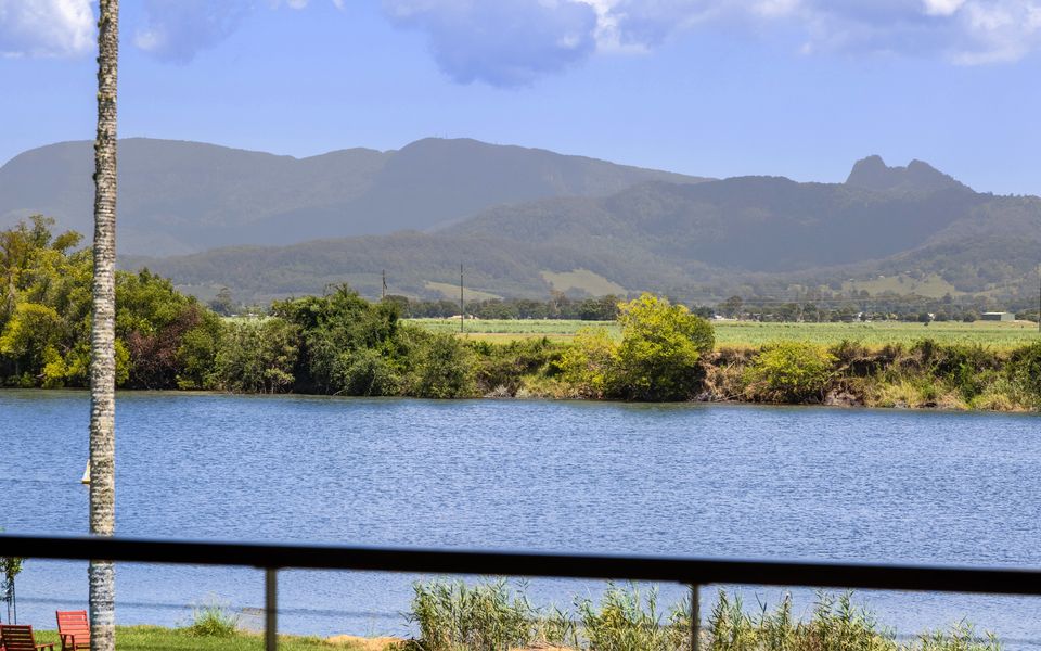 Reflections on the Tweed – Absolute Waterfront Pet Friendly Home with Boat Pontoon! Min. 3 Night Stays – Linen Provided