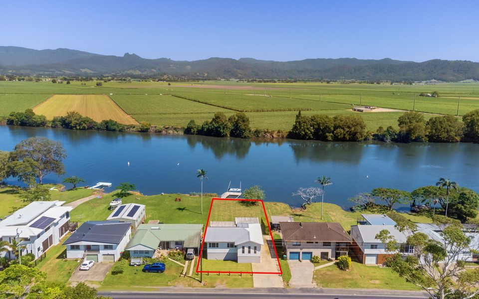 Reflections on the Tweed – Absolute Waterfront Pet Friendly Home with Boat Pontoon! Min. 3 Night Stays – Linen Provided