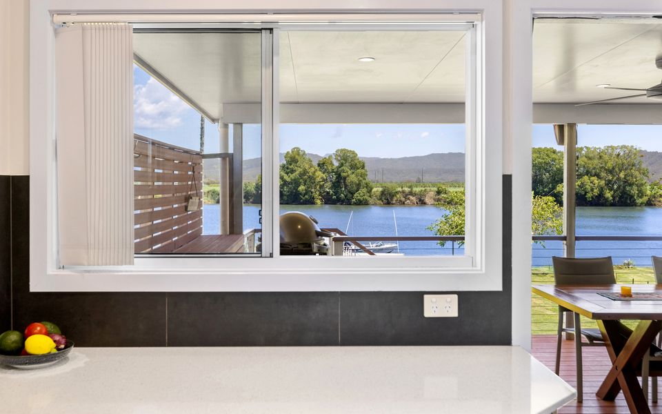 Reflections on the Tweed – Absolute Waterfront Pet Friendly Home with Boat Pontoon! Min. 3 Night Stays – Linen Provided