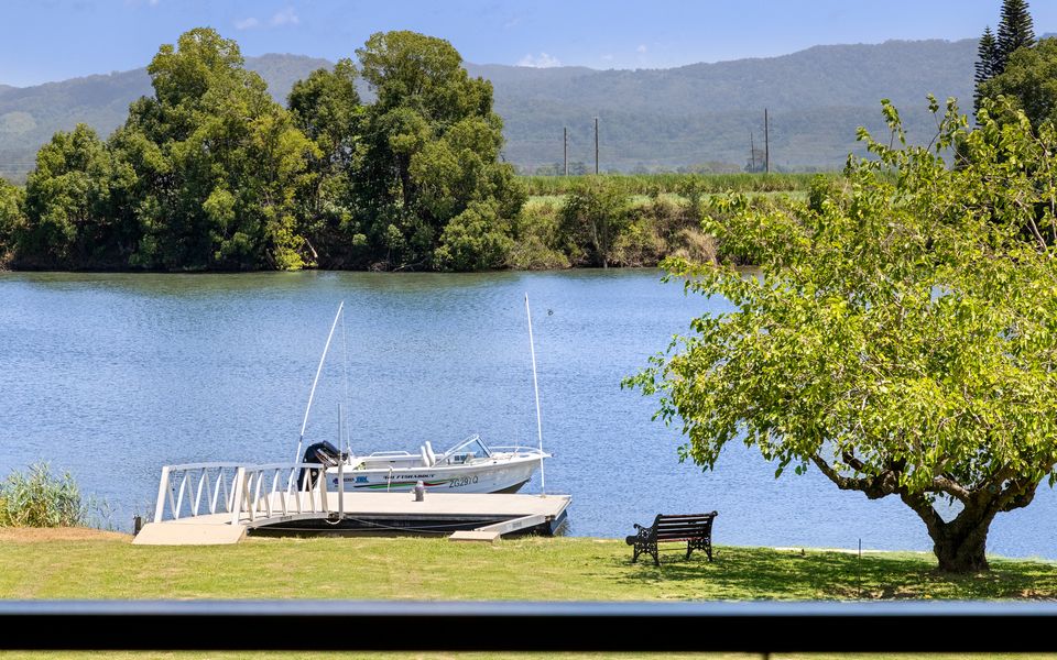 Reflections on the Tweed – Absolute Waterfront Pet Friendly Home with Boat Pontoon! Min. 3 Night Stays – Linen Provided