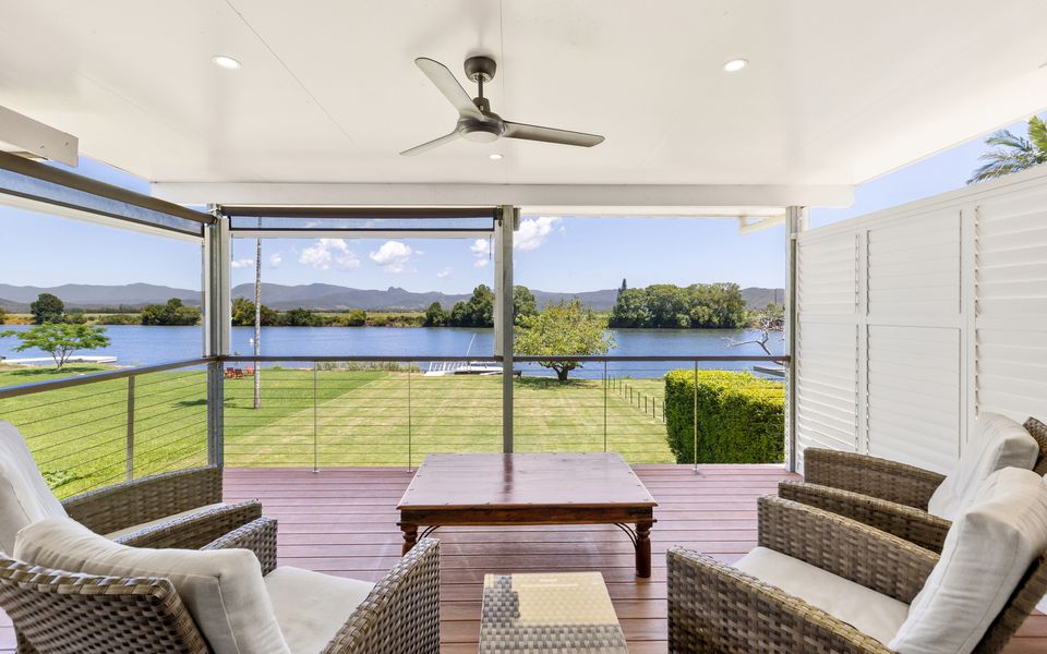 Reflections on the Tweed – Absolute Waterfront Pet Friendly Home with Boat Pontoon! Min. 3 Night Stays – Linen Provided
