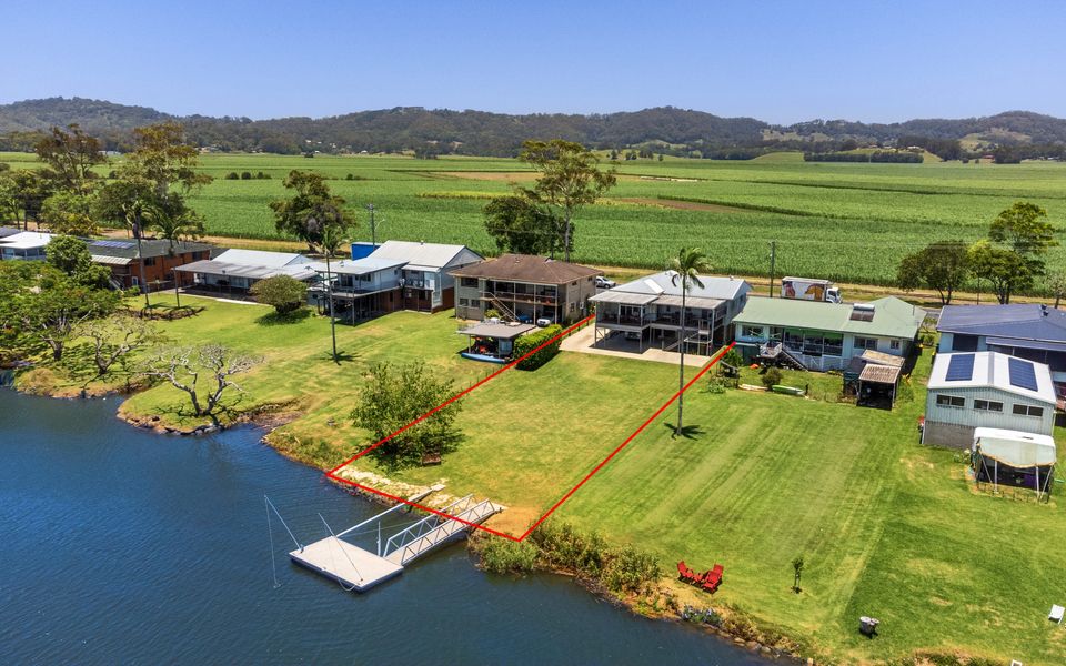 Reflections on the Tweed – Absolute Waterfront Pet Friendly Home with Boat Pontoon! Min. 3 Night Stays – Linen Provided