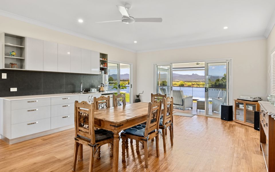 Reflections on the Tweed – Absolute Waterfront Pet Friendly Home with Boat Pontoon! Min. 3 Night Stays – Linen Provided