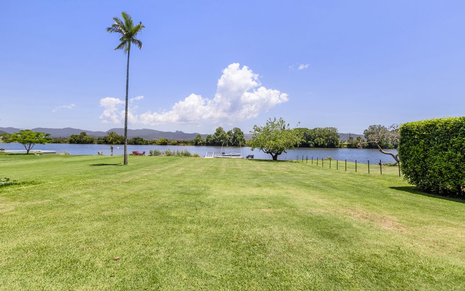 Reflections on the Tweed – Absolute Waterfront Pet Friendly Home with Boat Pontoon! Min. 3 Night Stays – Linen Provided