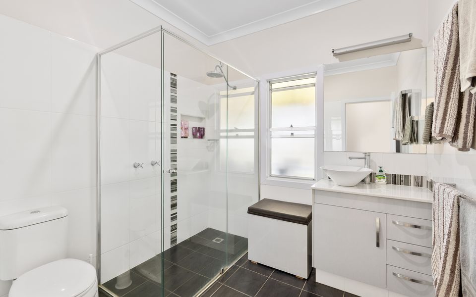 Reflections on the Tweed – Absolute Waterfront Pet Friendly Home with Boat Pontoon! Min. 3 Night Stays – Linen Provided