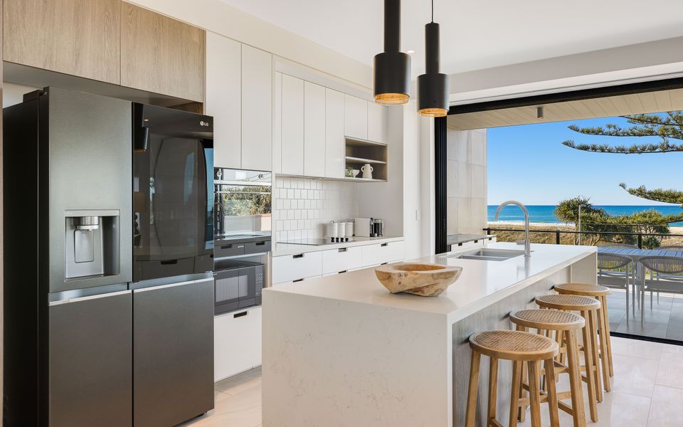 Escape 202 – Beachfront Luxury in Bilinga – Linen Provided – Min. 3 Night Stays