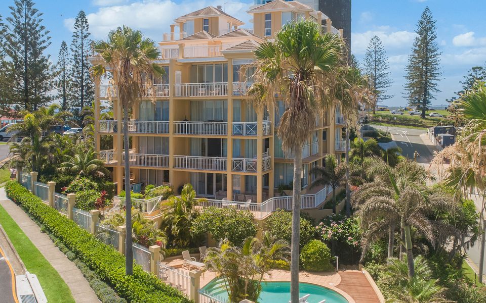 Orion 3 – Beachfront Rainbow Bay / Snapper Rocks/ Coolangatta Luxury – Linen Provided – Min. 3 Night Stays