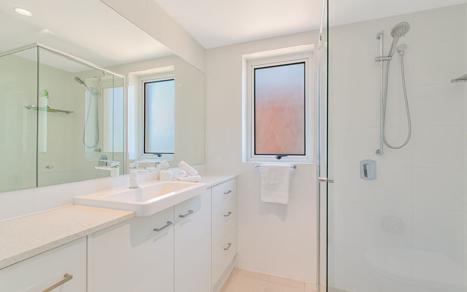 Orion 3 – Beachfront Rainbow Bay / Snapper Rocks/ Coolangatta Luxury – Linen Provided – Min. 3 Night Stays