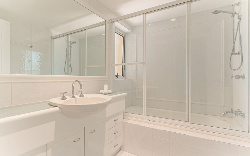 Orion 3 – Beachfront Rainbow Bay / Snapper Rocks/ Coolangatta Luxury – Linen Provided – Min. 3 Night Stays