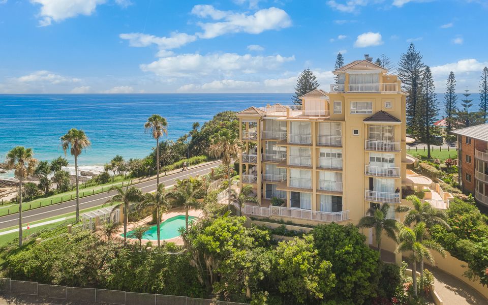 Orion 3 – Beachfront Rainbow Bay / Snapper Rocks/ Coolangatta Luxury – Linen Provided – Min. 3 Night Stays