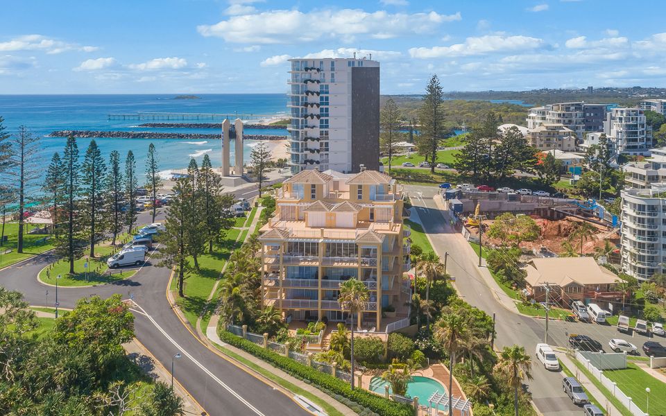 Orion 3 – Beachfront Rainbow Bay / Snapper Rocks/ Coolangatta Luxury – Linen Provided – Min. 3 Night Stays