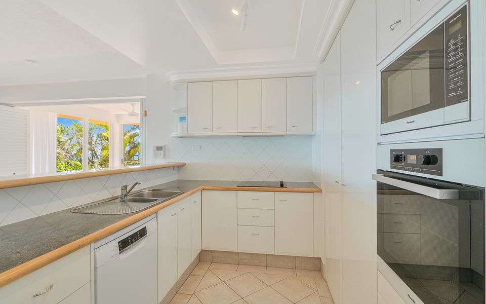 Orion 3 – Beachfront Rainbow Bay / Snapper Rocks/ Coolangatta Luxury – Linen Provided – Min. 3 Night Stays