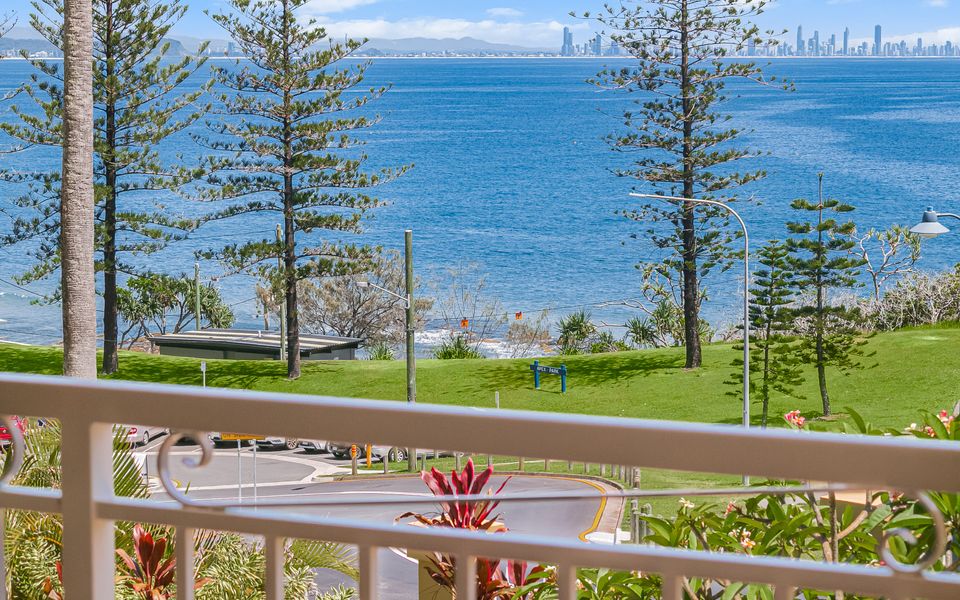 Orion 3 – Beachfront Rainbow Bay / Snapper Rocks/ Coolangatta Luxury – Linen Provided – Min. 3 Night Stays