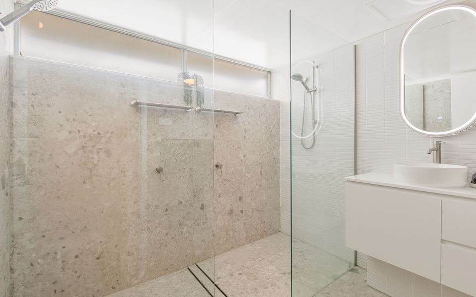 Bel R Vista – Beachfront Kirra / Coolangatta – Linen Provided – Min. 3 Night Stays