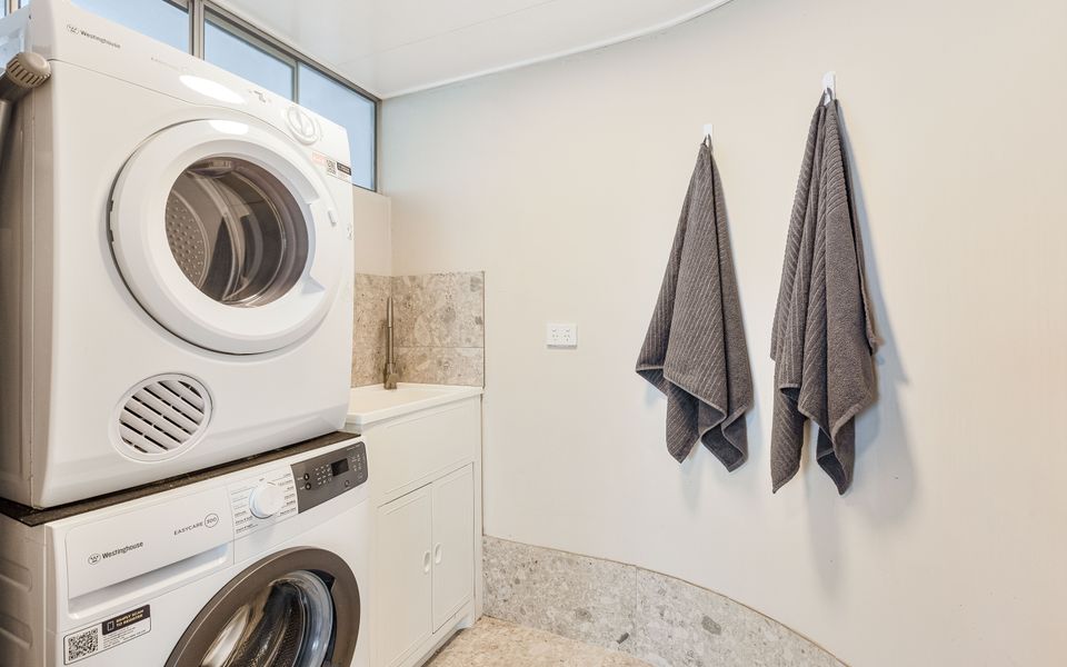 Bel R Vista – Beachfront Kirra / Coolangatta – Linen Provided – Min. 3 Night Stays