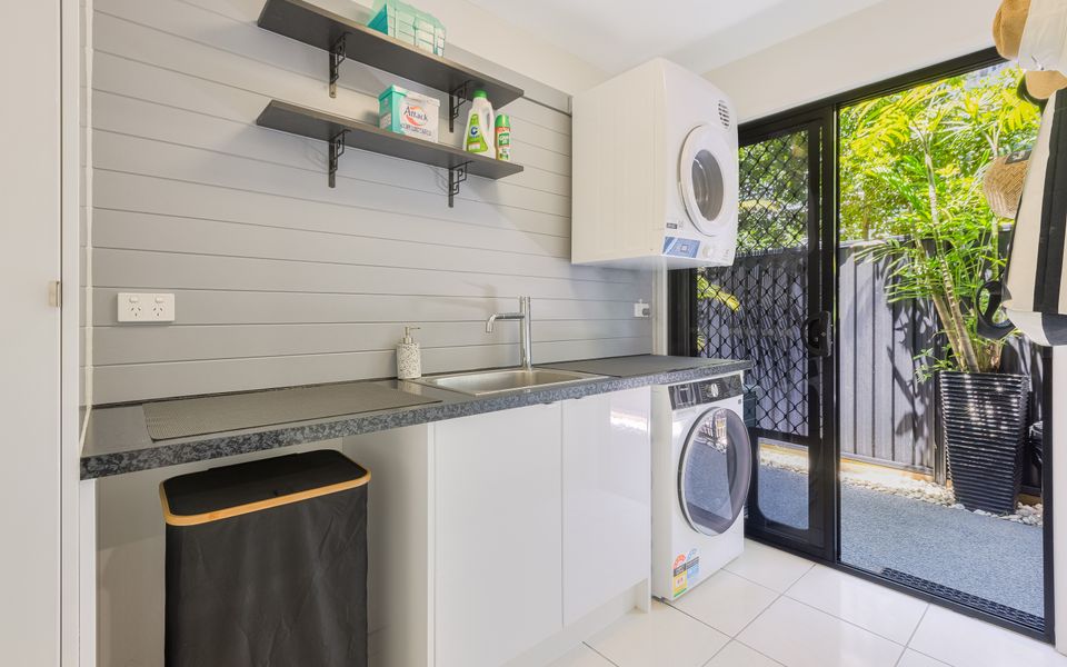 Palmy Villa – Pet Friendly Palm Beach Home with Pool – Min.3 Night Stays – Linen Provided