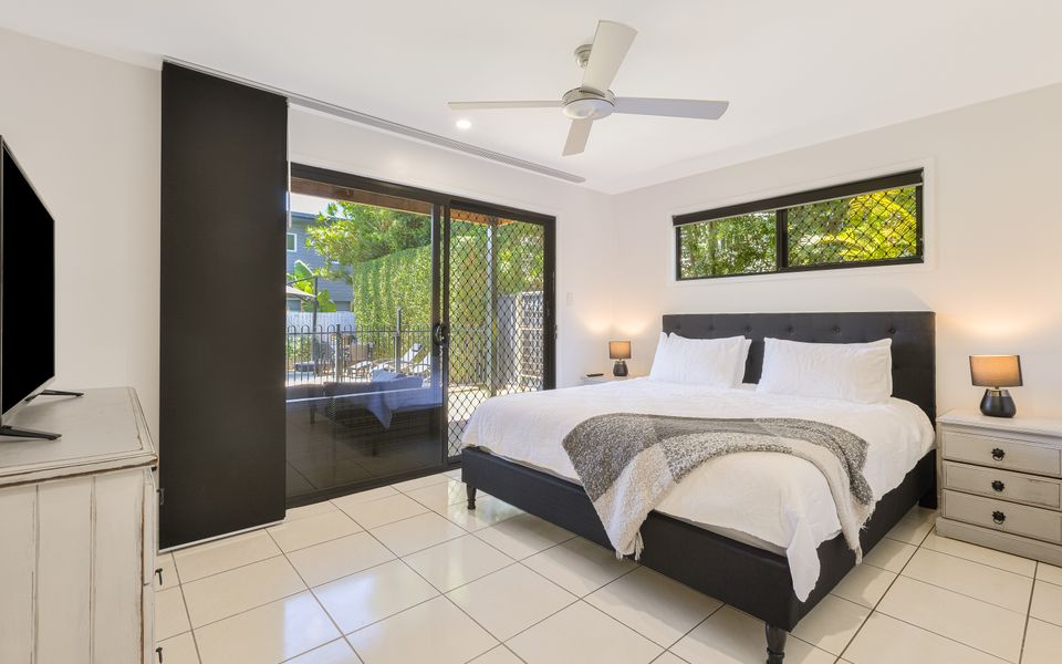 Palmy Villa – Pet Friendly Palm Beach Home with Pool – Min.3 Night Stays – Linen Provided